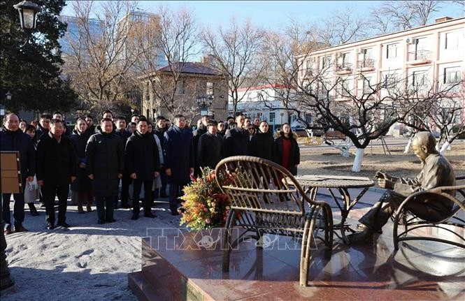 Los delegados ofrecieron flores para rendir homenaje al Presidente Ho Chi Minh. (Fuente: VNA)