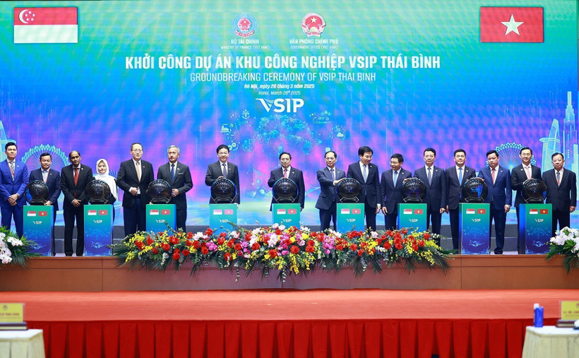Los primeros ministros de Vietnam, Pham Minh Chinh, y de Singapur, Lawrence Wong, asistieron este martes a la ceremonia de colocación de la primera piedra del Parque Industrial Vietnam-Singapur Thai Binh (VSIP Thai Binh) (Fuente: VNA)