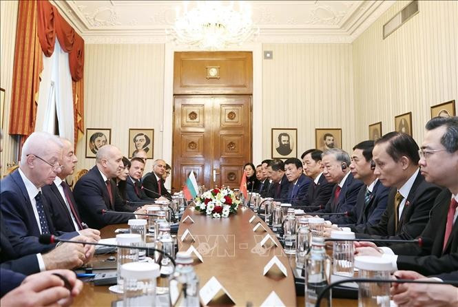 El secretario general del Partido Comunista de Vietnam, To Lam, y el presidente búlgaro Rumen Radev mantienen conversaciones oficiales. (Fuente: VNA)