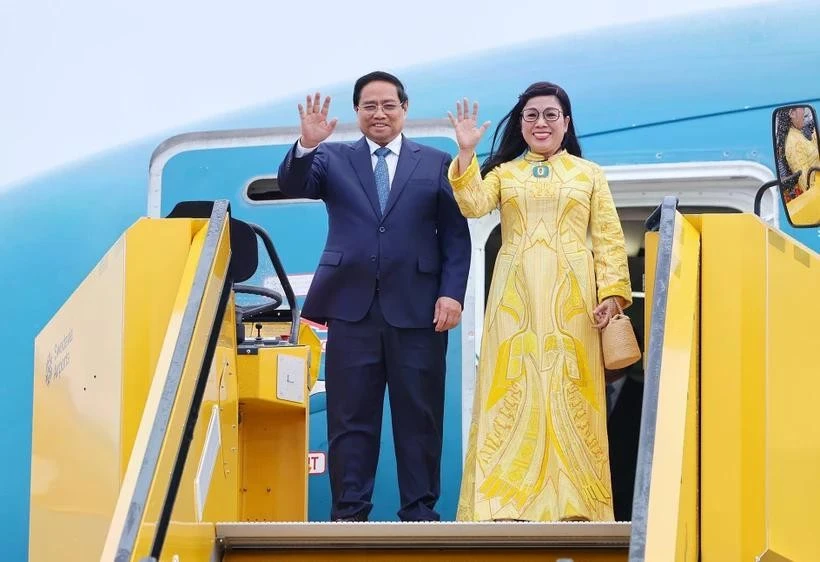 El primer ministro Pham Minh Chinh y su esposa llegan al Aeropuerto Arlanda de Estocolmo la tarde del 11 de junio. (Foto: VNA)