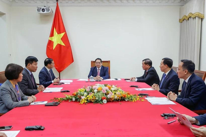 El primer ministro Pham Minh Chinh mantiene conversaciones telefónicas con su homólogo malasio, Anwar Ibrahim, el 6 de abril. (Foto: VNA)