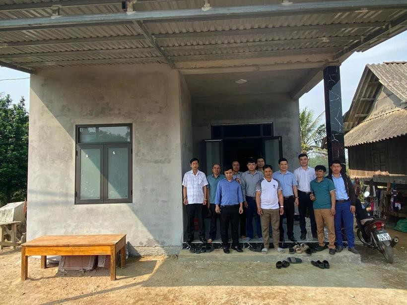 Una familia pobre de Quang Tri recibe una nueva casa (Foto: VNA)