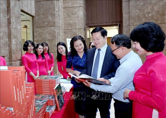 El viceprimer ministro Mai Van Chinh visita la exhibición del libro de fotos. (Foto: VNA)