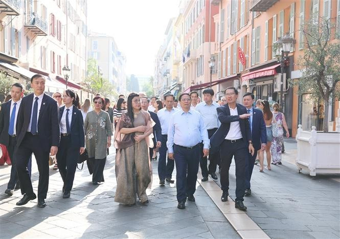 El primer ministro Pham Minh Chinh y su esposa visitan el casco antiguo de Niza. (Fuente: VNA)