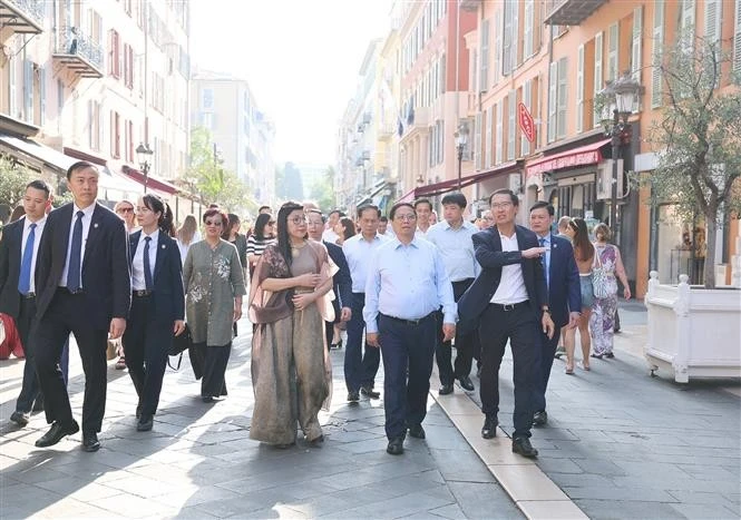 El primer ministro Pham Minh Chinh y su esposa visitan el casco antiguo de Niza. (Fuente: VNA)