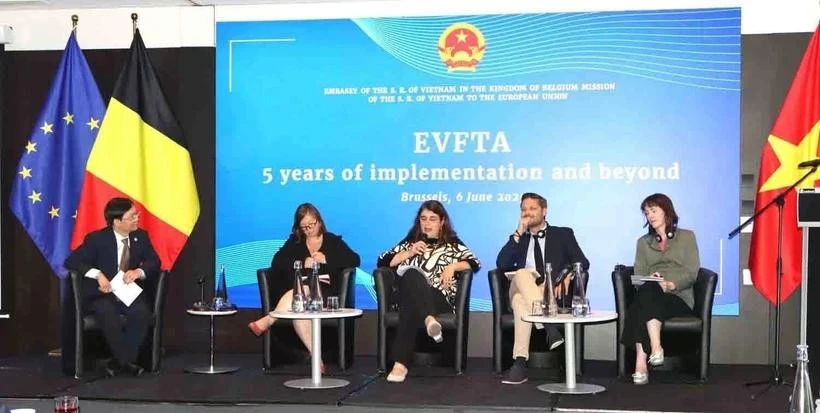 Ponentes en el seminario «EVFTA: cinco años de implementación y más allá» (Foto: VNA)