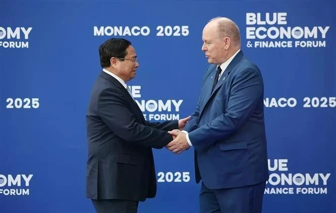 El primer ministro vietnamita Pham Minh Chinh (izq.) y el Príncipe Alberto II de Mónaco. (Foto: VNA)