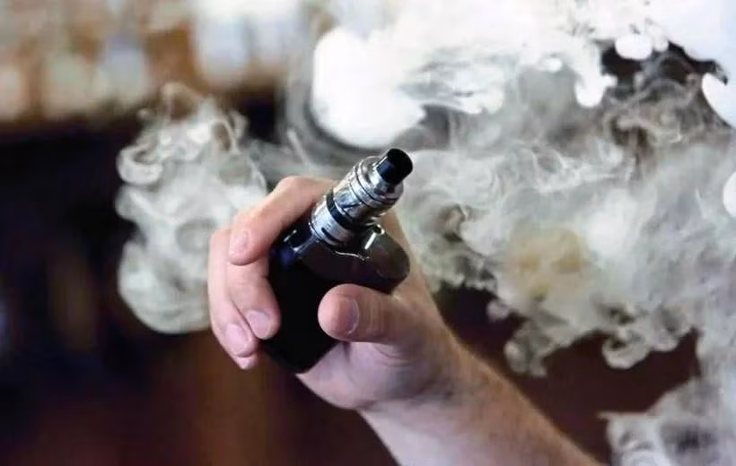 El gobierno tailandés se dispone a intensificar las medidas contra los fumadores de cigarrillos electrónicos, que pueden ser acusados ​​de recibir productos de contrabando. (Foto: www.globe.co.th)