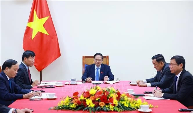 El primer ministro vietnamita, Pham Minh Chinh, sostuvo hoy una conversación telefónica con su homólogo de Singapur, Lawrence Wong. (Fuente: VNA)