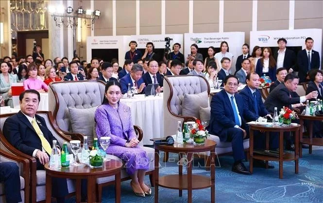 El primer ministro vietnamita, Pham Minh Chinh (al frente, tercero desde la izquierda) y su homóloga tailandesa, Paetongtarn Shinawatra (al frente, segundo desde la izquierda), en el foro empresarial. (Foto: VNA)