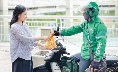 Las compras en línea se han convertido en un hábito de consumo para millones de familias vietnamitas, especialmente en las grandes ciudades. (Foto: dautu.vn)