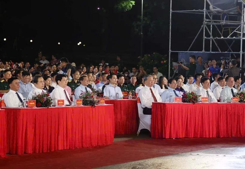 El secretario general del Partido Comunista, To Lam, el presidente Luong Cuong, el primer ministro Pham Minh Chinh, el presidente de la Asamblea Nacional, Tran Thanh Man, y otros líderes del Partido y del Estado asisten al evento. (Foto: VNA)