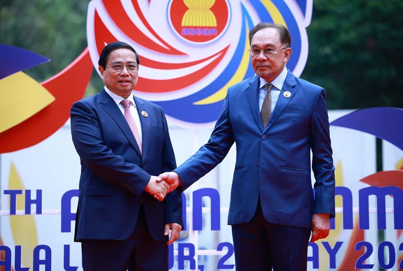 El primer ministro de Malasia, Anwar Ibrahim, recibe a su homólogo vietnamita, Pham Minh Chinh. (Foto: VNA)