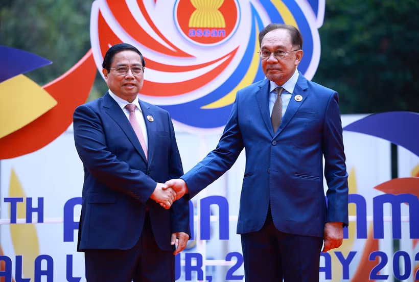El primer ministro de Malasia, Anwar Ibrahim, recibe a su homólogo vietnamita, Pham Minh Chinh. (Foto: VNA)