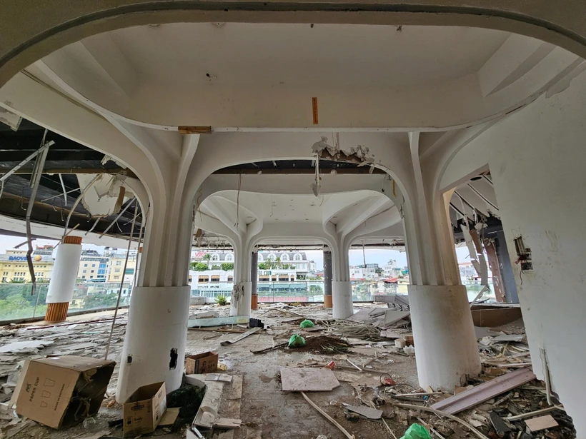 Desmantelan el interior del edificio “Mandíbulas de tiburón”. (Foto: VNA)