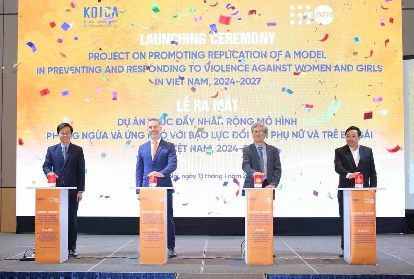 En la ceremonia de lanzamiento del proyecto para promover la réplica del modelo del Centro de Servicio Único, también conocido como Casa Anh Duong, en otras localidades de Vietnam, en Hanoi el 13 de enero. (Foto: VNA)