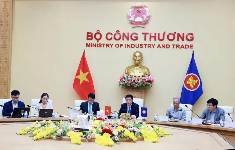 El ministro de Industria y Comercio de Vietnam, Nguyen Hong Dien (tercero desde la derecha), asiste a la Reunión Extraordinaria de Ministros de Economía de la ASEAN en línea. (Foto: VNA)