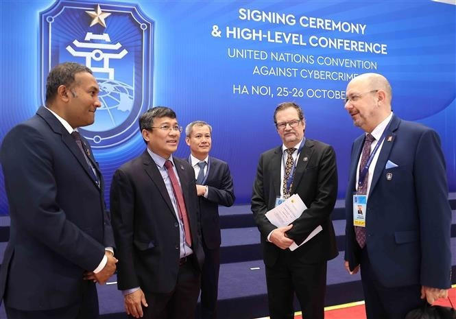 El viceministro permanente de Relaciones Exteriores de Vietnam, Nguyen Minh Vu, y los delegados presentes en la ceremonia de firma de la Convención de las Naciones Unidas contra la Ciberdelincuencia, celebrada en Hanoi la mañana del 25 de octubre de 2025. (Foto: VNA)