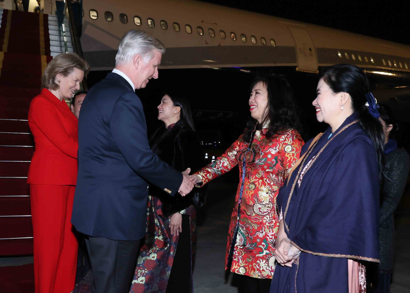 El rey Felipe (izq.) y la reina Matilde de Bélgica fueron recibidos en el Aeropuerto Internacional de Noi Bai el 31 de marzo. (Foto: VNA)