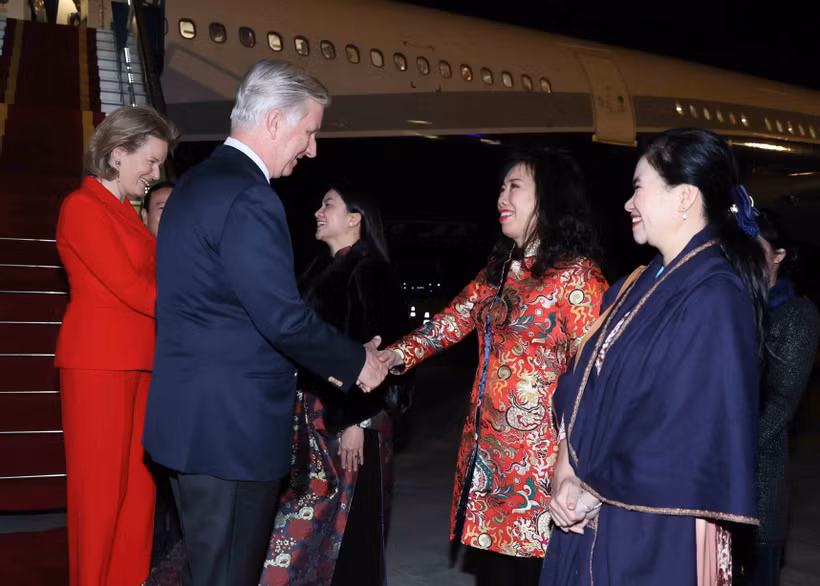 El rey Felipe (izq.) y la reina Matilde de Bélgica fueron recibidos en el Aeropuerto Internacional de Noi Bai el 31 de marzo. (Foto: VNA)