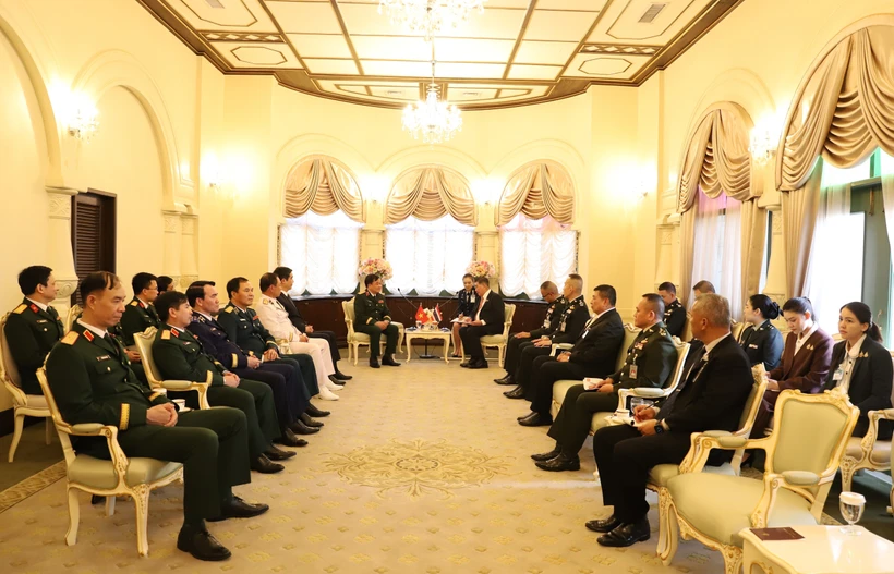 El teniente general Hoang Xuan Chien encabezó una delegación del Ministerio de Defensa Nacional de Vietnam para realizar una visita de cortesía a Phumtham Wechayachai, vicepremier y ministro de Defensa de Tailandia. (Foto: VNA)