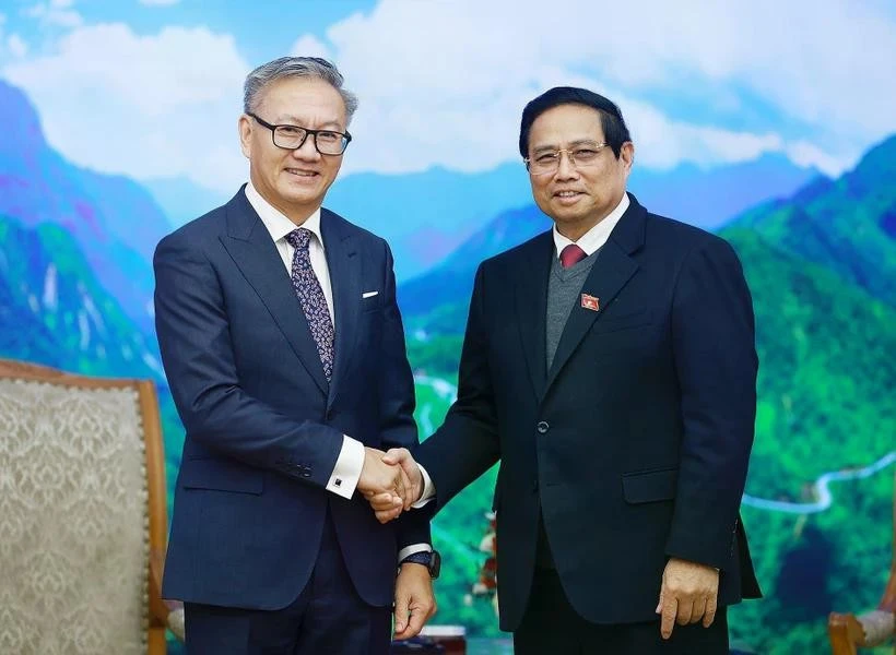 El primer ministro Pham Minh Chinh (derecha) y el ministro de Relaciones Exteriores de Laos, Thongsavanh Phomvihane. (Foto: VNA)