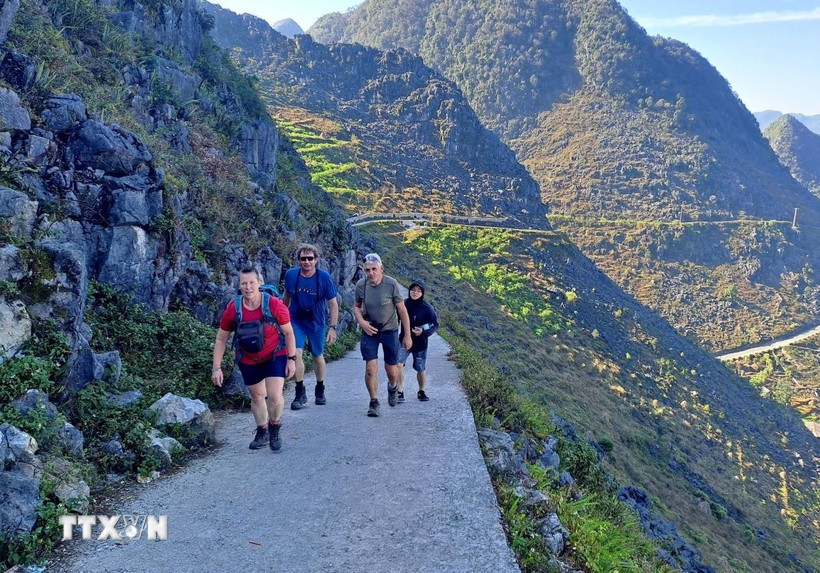 Turistas extranjeros exploran Tuyen Quang. (Foto: VNA)