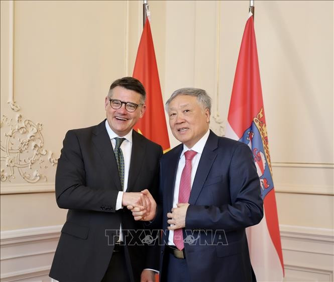 El ministro presidente del estado alemán de Hesse, Boris Rhein, recibió al Viceprimer Ministro Permanente Nguyen Hoa Binh. (Foto: VNA)