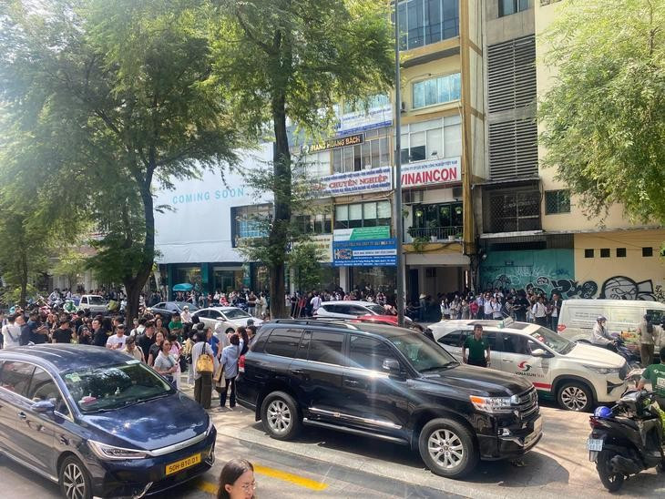 Muchos edificios en Ciudad Ho Chi Minh y Hanoi se sacudieron después de un terremoto de magnitud 7,7 en Myanmar, lo que provocó que los empleados en edificios de gran altura salieran corriendo al exterior. (Foto: tuoitre.vn)