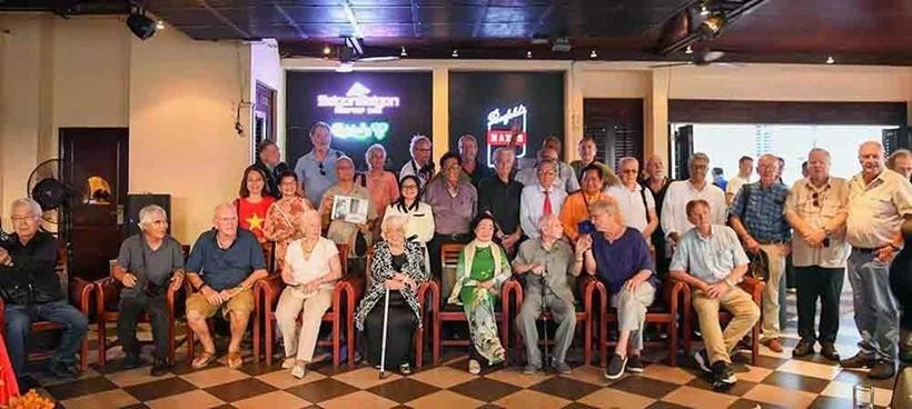 Ex corresponsales de guerra nacionales e internacionales se reúnen en Ciudad Ho Chi Minh para conmemorar el 50º aniversario de la Liberación del Sur y la Reunificación Nacional (30 de abril de 1975). (Foto: qdnd.vn)