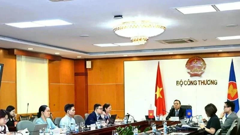 El viceministro de Industria y Comercio, Nguyen Hoang Long, afirmó que Vietnam apoya la postura de la ASEAN de desarrollar un enfoque estratégico integral, flexible y práctico para fortalecer la autonomía económica intrabloque. (Foto: Ministerio de Industria y Comercio)