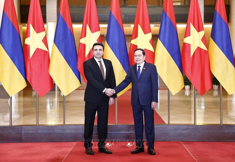 El presidente de la Asamblea Nacional, Tran Thanh Man, (derecha) y su homólogo de Armenia, Alen Simonyan, se toman una foto juntos, el 19 de noviembre de 2024. (Foto: VNA)
