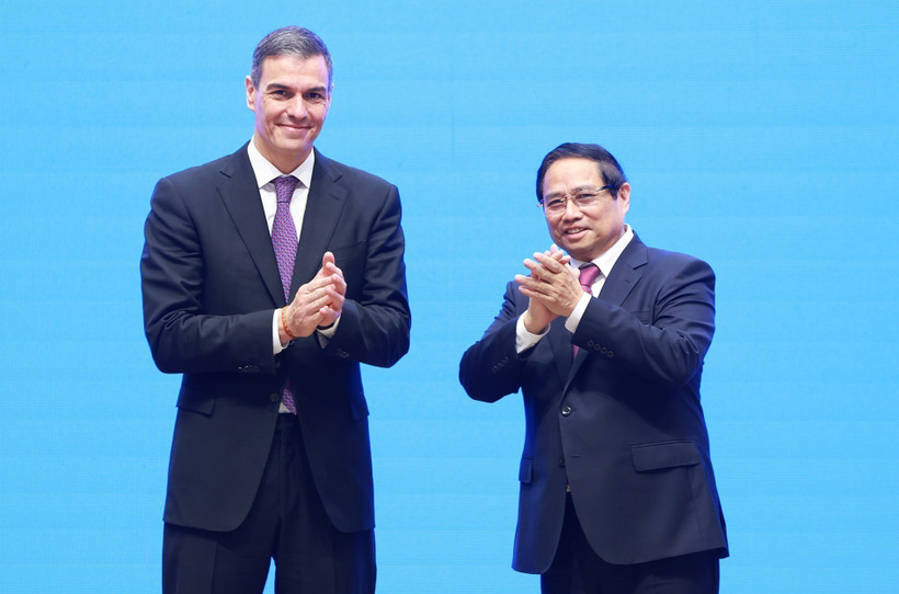 El primer ministro vietnamita, Pham Minh Chinh (der.), y el presidente del Gobierno de España, Pedro Sánchez. (Foto: VNA)