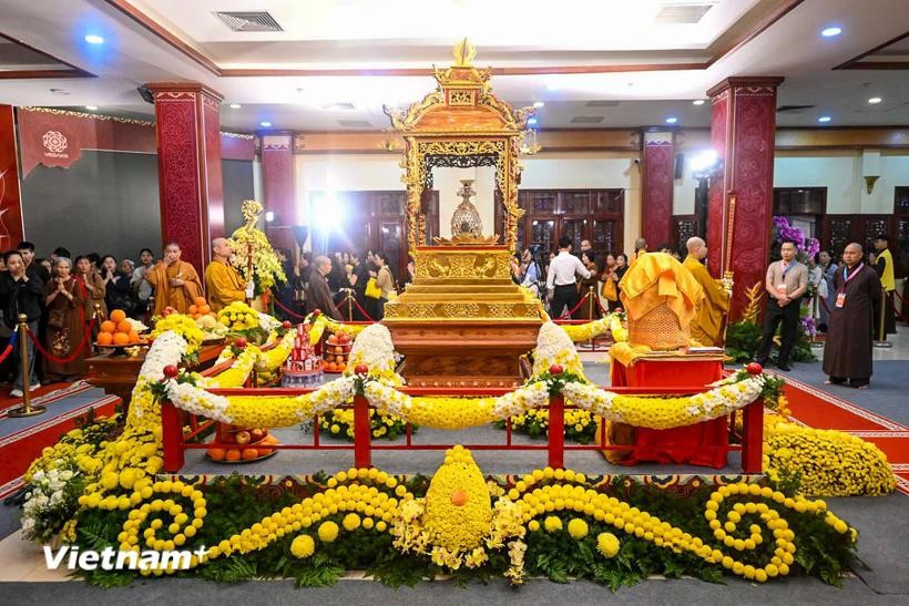 El área que alberga las reliquias de Buda en la Pagoda Quan Su de Hanoi está solemnemente decorada, creando una atmósfera sagrada y tranquila. (Foto: Vietnam+)
