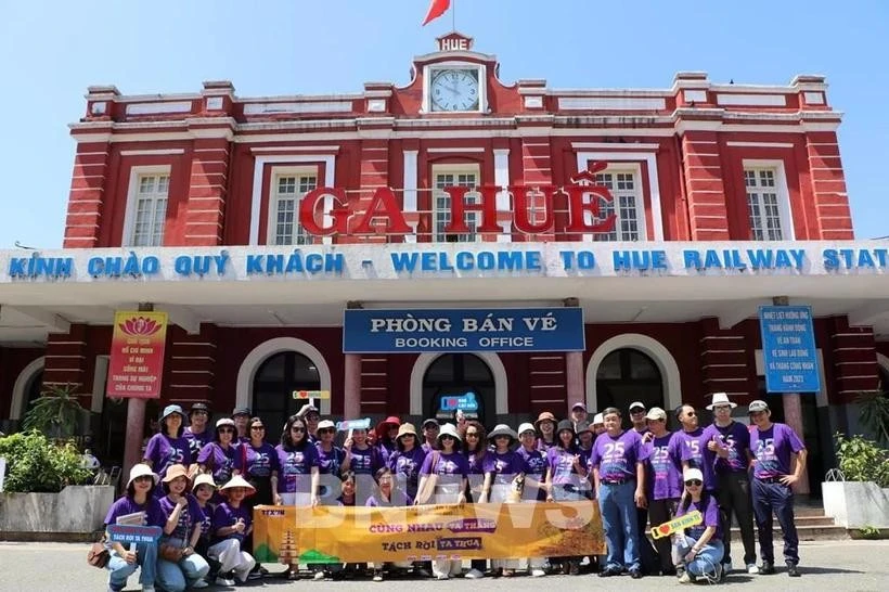 Los viajes en tren atraen cada vez más a particulares, organizaciones y empresas. (Foto: VNA)
