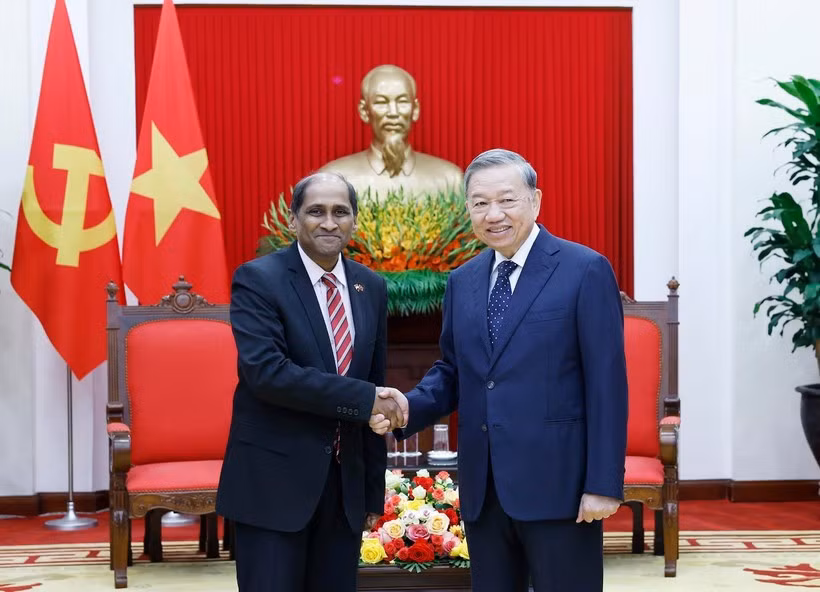 El secretario general del Partido Comunista de Vietnam, To Lam (D), y el embajador saliente de Singapur en Vietnam, Jaya Ratnam (Foto: VNA).