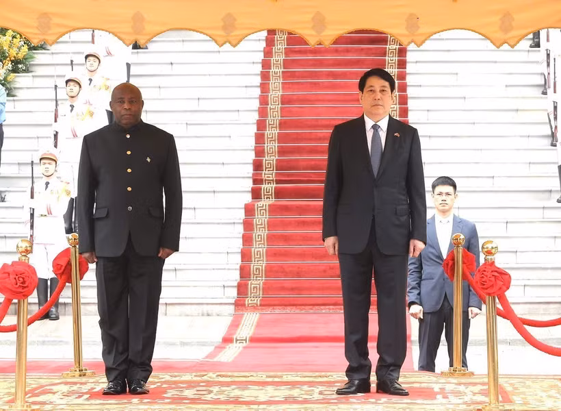 El presidente Luong Cuong (derecha) y su homólogo de Burundi, Evariste Ndayishimiye, en la ceremonia de bienvenida. (Foto: VNA)