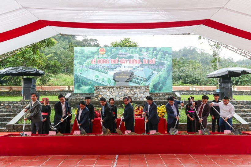 Los delegados inauguran la restauración del sitio tradicional del sector educativo en la comuna de Yen Nguyen el 18 de noviembre (Foto: petrotimes.vn)