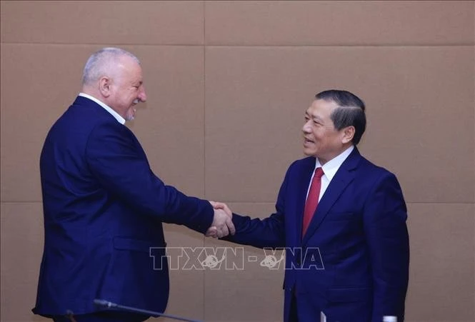 El miembro del Comité Central del Partido Comunista de Vietnam (PCV) y subdirector de su Comisión de Propaganda, Educación y Movilización de Masas, Lai Xuan Mon, y Komjáthi Imre, presidente del Partido Socialista Húngaro. (Foto: VNA)