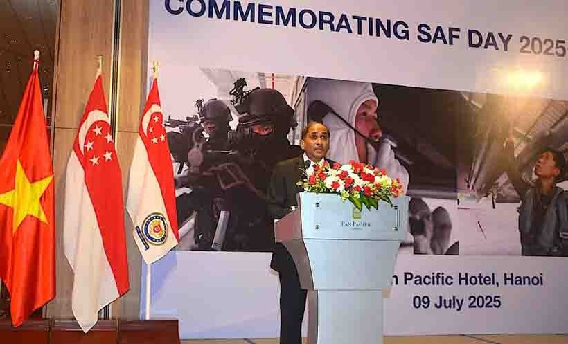 El embajador de Singapur en Vietnam, Jaya Ratnam, habla en la recepción. (Foto: qdnd.vn)