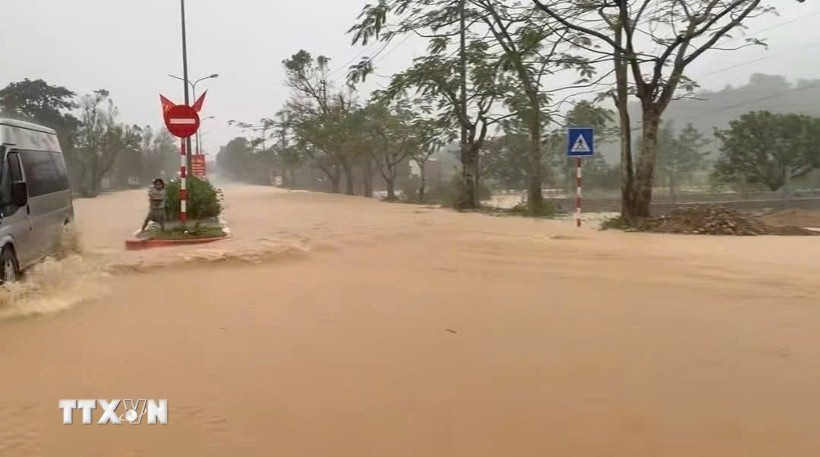 Varias calles de la ciudad de Hue están inundadas debido a las fuertes lluvias y la rápida corriente de agua. (Foto: VNA)