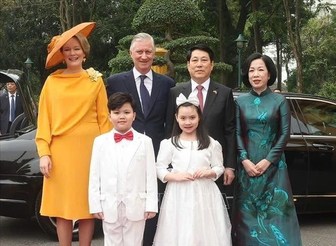 El presidente de Vietnam, Luong Cuong, acompañado de su esposa, presidió hoy la ceremonia oficial de bienvenida al rey Felipe de Bélgica y a su esposa, la reina Mathilde. (Fuente: VNA)
