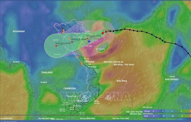 A las 10:00 horas, su centro se ubicaba a unos 190 km al este de la provincia de Quang Ninh, con vientos sostenidos entre 75 y 88 km/h y ráfagas de hasta nivel 11. (Foto: VNA)