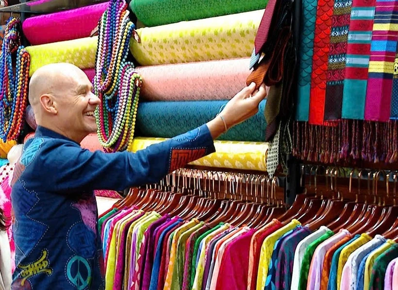 El embajador de los Países Bajos en Vietnam, Kees van Baar, con un tradicional ao dai vietnamita, visita el pueblo de seda Van Phuc, distrito de Ha Dong, Hanoi, con motivo del Tet 2025. (Foto: Embajada de los Países Bajos en Vietnam)