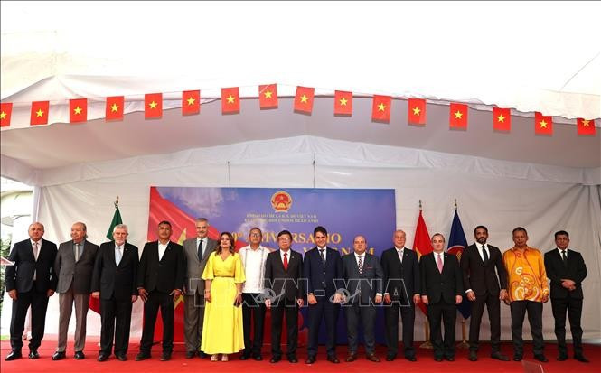 El embajador de Vietnam en México, Nguyen Van Hai, se toma una foto con los invitados a la ceremonia. (Foto: VNA)