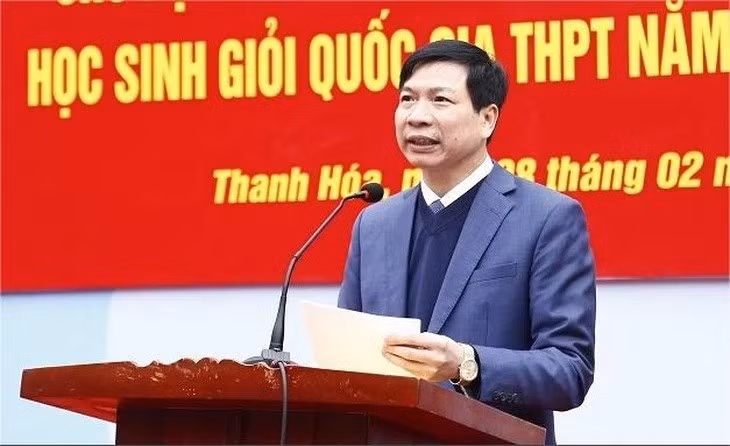 Tran Van Thuc habló en una conferencia mientras se desempeñaba como director del Departamento de Educación y Capacitación de Thanh Hoa. (Foto: tuoitre.vn)