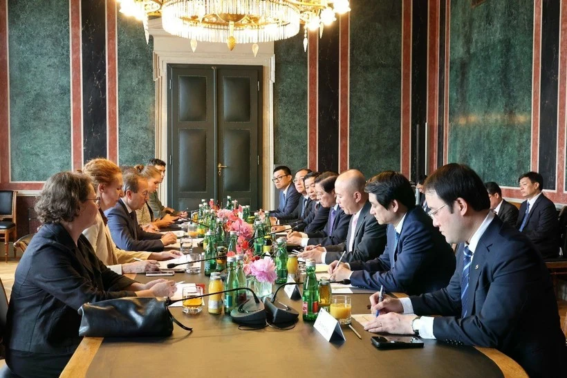La delegación del PCV se reúne con el segundo presidente del Consejo Nacional Austriaco, Peter Haubner. (Foto: VNA)