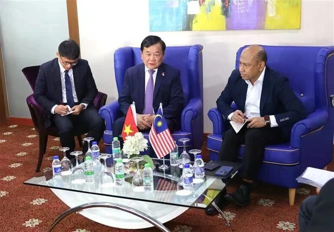 El viceministro de Defensa, teniente general Hoang Xuan Chien (centro), se reúne con el subsecretario general del Ministerio de Defensa de Malasia, Mohd Yani Bin Daud (derecha). (Foto: VNA)