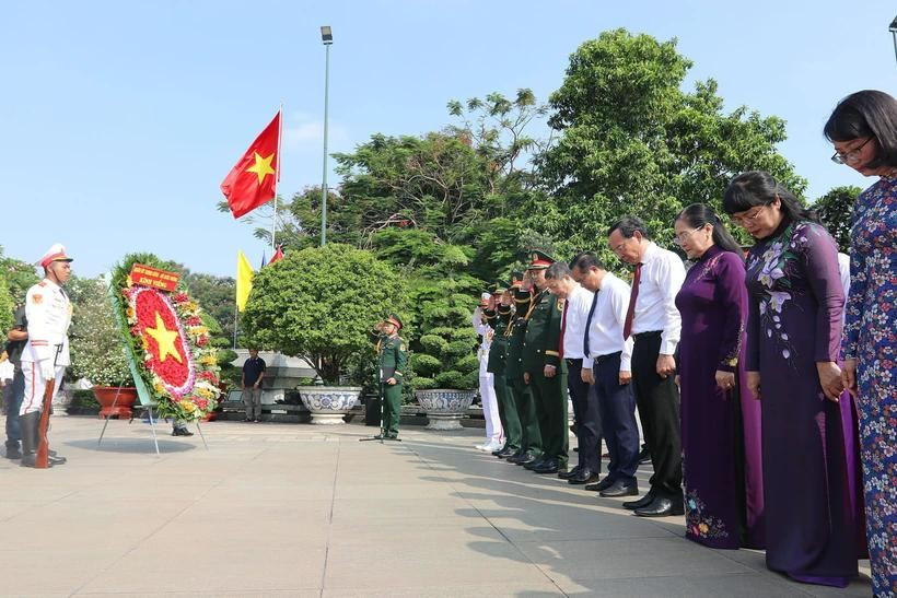 Los líderes de Ciudad Ho Chi Minh rinden homenaje en el cementerio de Ciudad Ho Chi Minh, en Lac Canh, Thu Duc, el 29 de abril. (Foto: VNA)