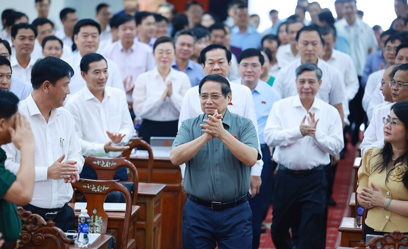 El primer ministro Pham Minh Chinh (centro) se reúne con los votantes de Can Tho (Foto: VNA)